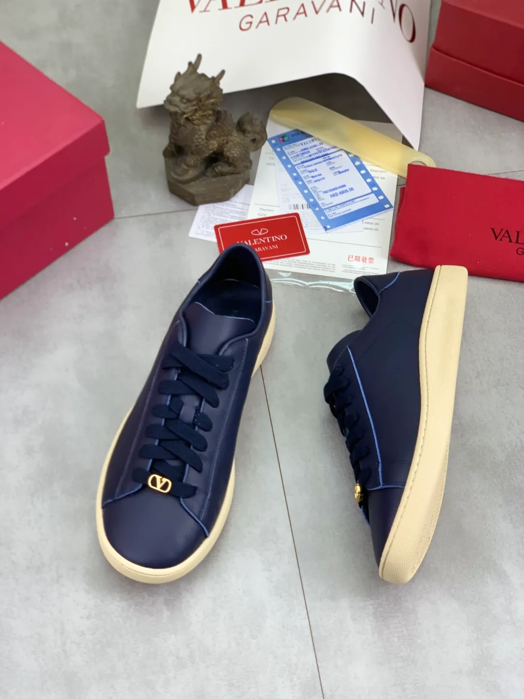 Men's men's shoes 💰P520 New style 💰 Top version Valentino Valentino 25/ Royco series Cherry 🍒Couple style Casual sneakers White shoes Original purchase and development Production Classic and timeless low-top sneakers outline a lazy silhouette, supplemented by low-key and restrained brand details, evolved into a must-have item in the wardrobe, comfortable and versatile!  ✔️Fabric: Original customized first-layer cowhide ✔️Inner lining: Imported breathable sheep lining ✔️Sole: Original molded anti-slip rubber material ✔️Size: 38-45
